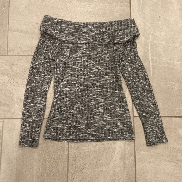 GUESS Off the Shoulder Grey Sweater, Size Small (in NEW condition) - Picture 3 of 6